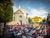 Theater Sommer Parndorf während der Veranstaltung vor der Kirche