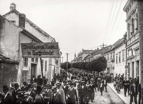Eisenstadt, „Wir verlangen eine Hauptstadt im Burgenlande!“ - Demonstration durch die Hauptstraße, 1923/25; Quelle: Burgenländisches Landesarchiv, Fotosammlung